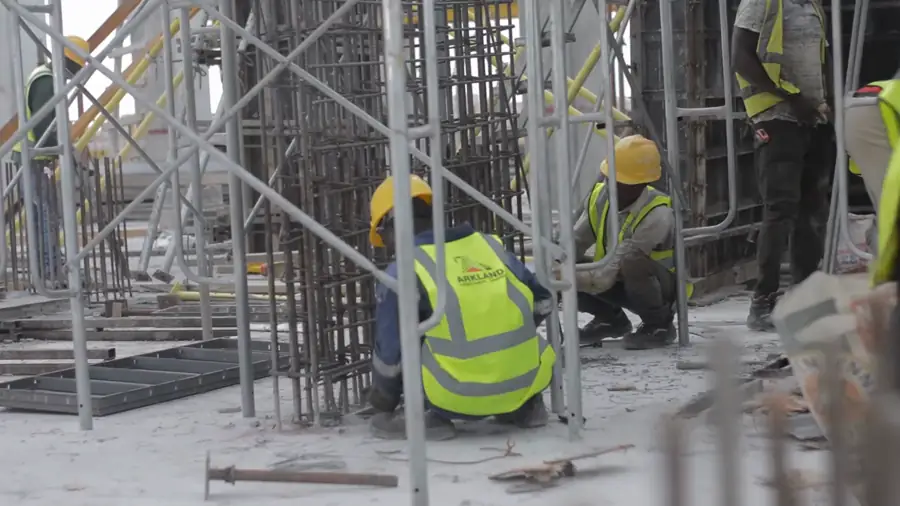 Des ouvriers sur un chantier de gros œuvre