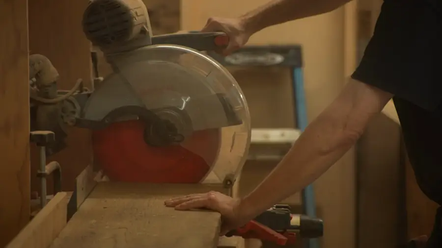 Une découpe à la scie dans un atelier de menuiserie